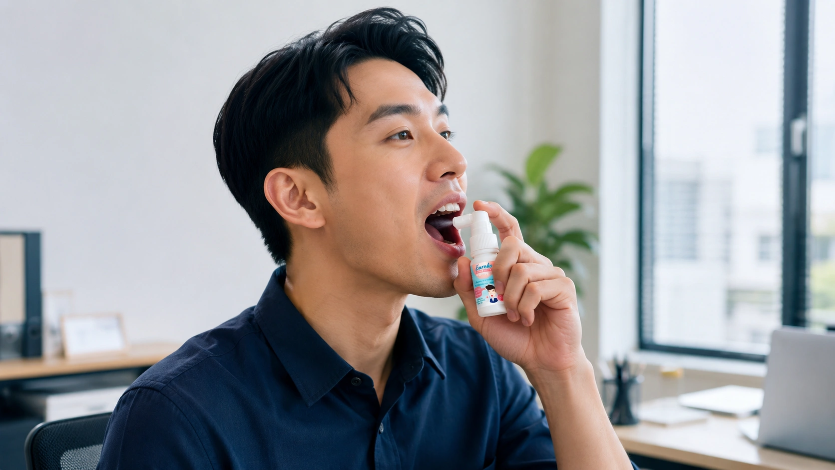 ผู้ใหญ่ใช้สเปรย์ EMS พ่นเข้าช่องปากในชีวิตประจำวัน